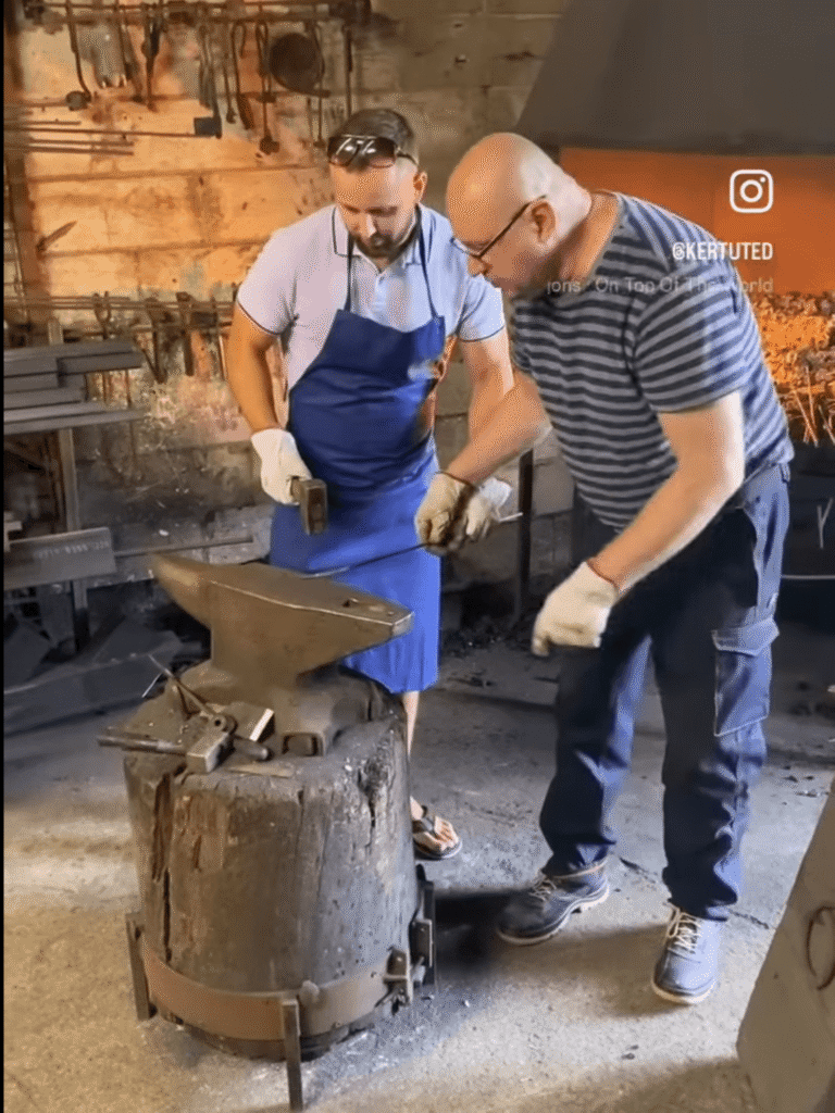 Schmieden mit Anleitung eines Schmieds